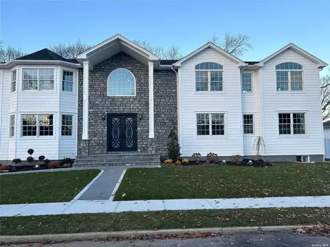 263 Von Huenfeld St, Massapequa Park, NY 11762