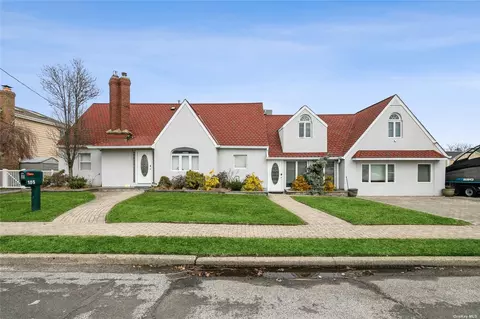 105 Inlet Dr, Lindenhurst, NY 11757