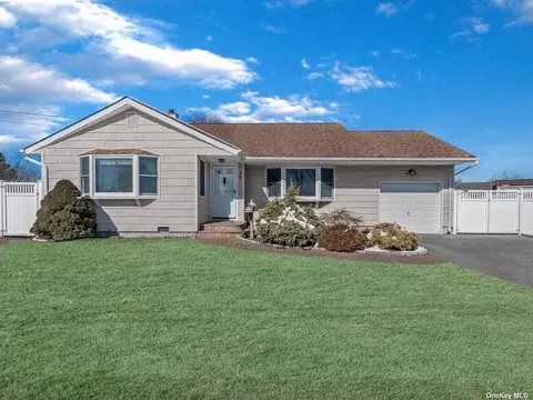 26 Sandy Ln, Massapequa, NY 11758