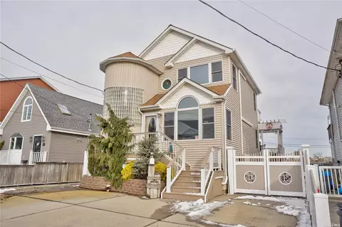 978 Pacific St, Lindenhurst, NY 11757