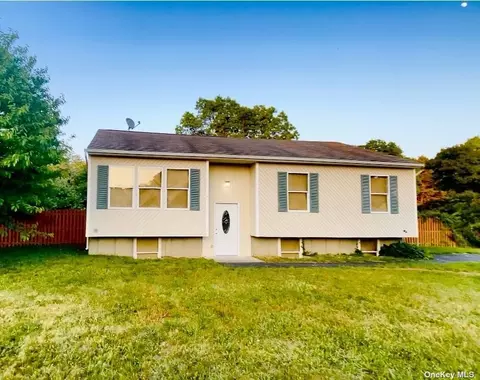 629 N Dunton Ave, Patchogue, NY 11772