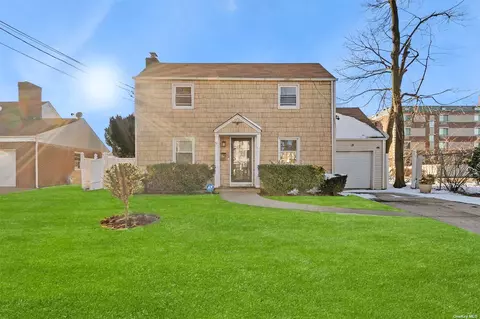 31 Clarendon Rd, Hempstead, NY 11550