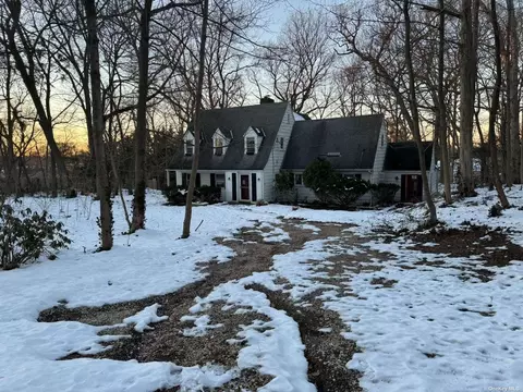 32 Pine Rd, Syosset, NY 11791