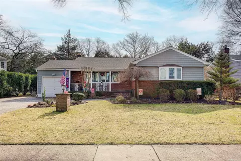 12 Bluebell Ct, Garden City, NY 11530