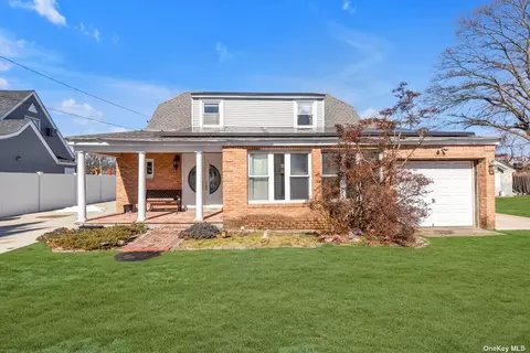3949 Gilmartin Ln, Seaford, NY 11783