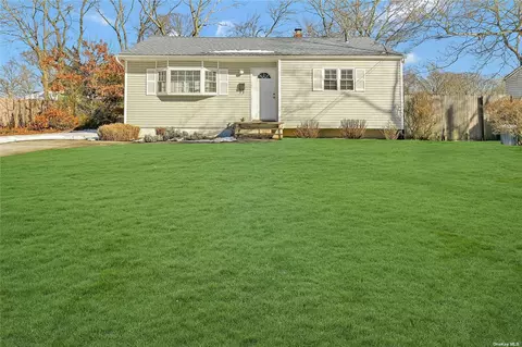 279 Phyllis Dr, Patchogue, NY 11772