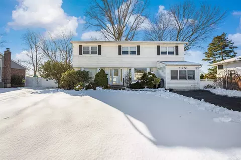 28 Walter Ct, Commack, NY 11725
