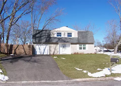 3 Hayuta Ct, Holtsville, NY 11742