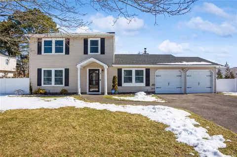 3 Apple Blossom Ln, Patchogue, NY 11772