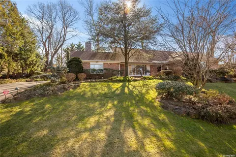80 Cedar Dr, Great Neck, NY 11021