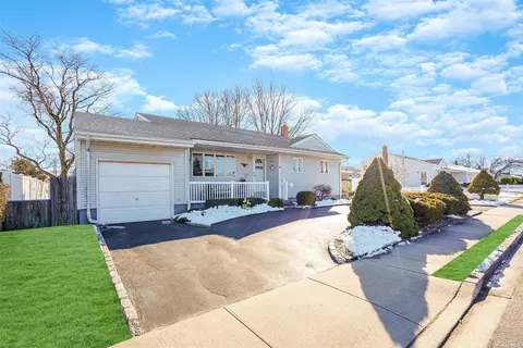 27 Prairie Ln, Lindenhurst, NY 11757