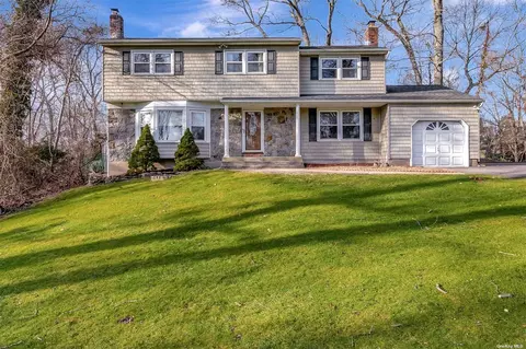 57 New Mill Rd, Smithtown, NY 11787