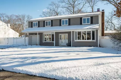 10 Mike Ln, Smithtown, NY 11787