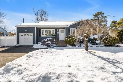 16 Carroll St, Brentwood, NY 11717