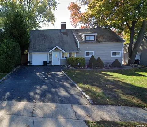 48 Blueberry Ln, Hicksville, NY 11801