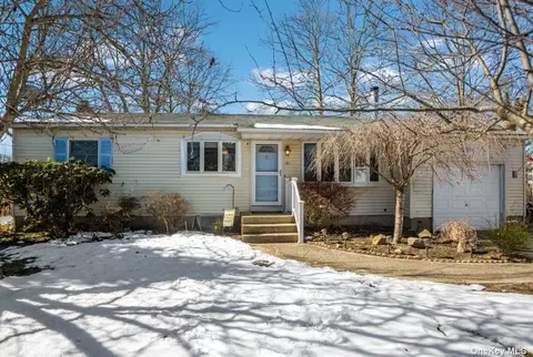 10 Weidner Ln, Patchogue, NY 11772