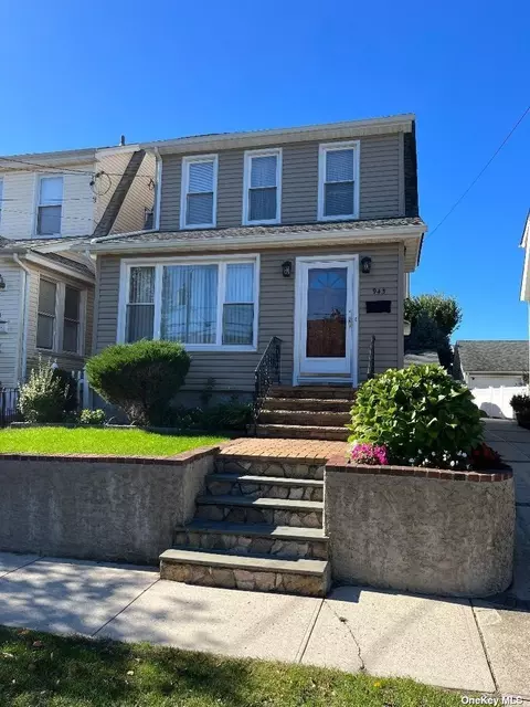 943 N 6th St, New Hyde Park, NY 11040
