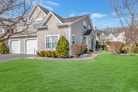 307 Erik Dr #307, East Setauket, NY 11733