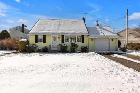 34 Lenore Ave, Hicksville, NY 11801