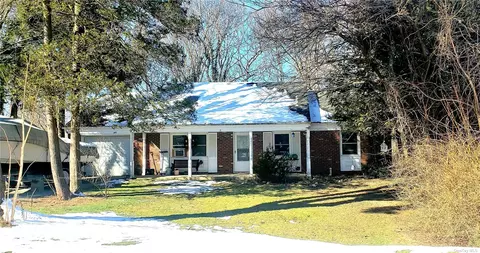 2 Hollow Ct, Setauket, NY 11733