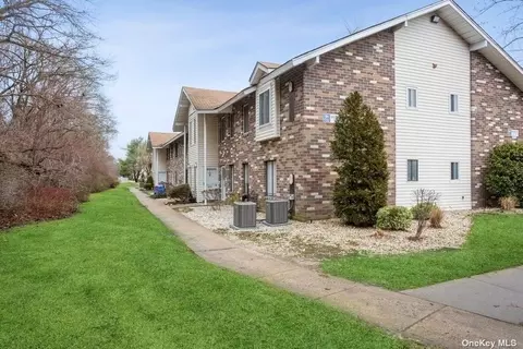 5 Houston Ct #5, Coram, NY 11727