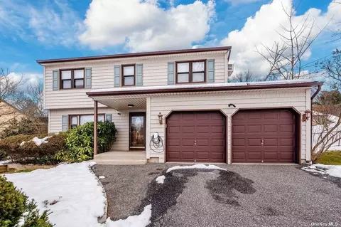 10 Kantor Ave, Dix Hills, NY 11746
