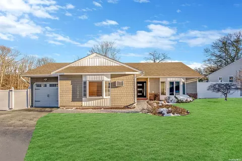 32 Hurtin Blvd, Smithtown, NY 11787