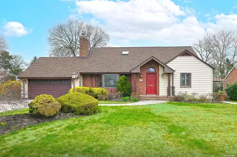 8 Glenwood Ln, East Hills, NY 11577