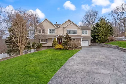 9 Flagpole Ln, Setauket, NY 11733