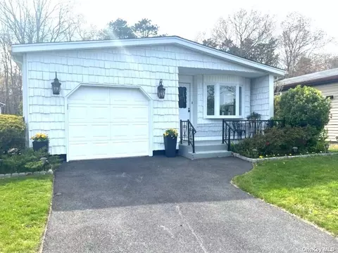 165 W Village Cir #165, Manorville, NY 11949