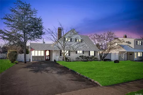 29 Rover Ln, Hicksville, NY 11801