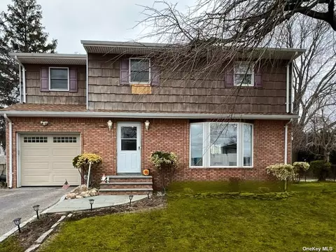 44 E Grove St, Massapequa, NY 11758