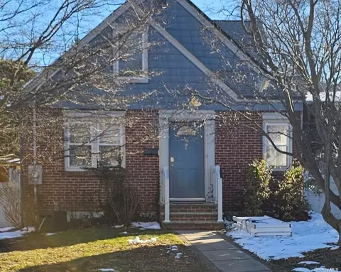 80 Deepdale Pkwy, Albertson, NY 11507