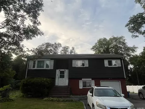 17 Zack St, West Babylon, NY 11704