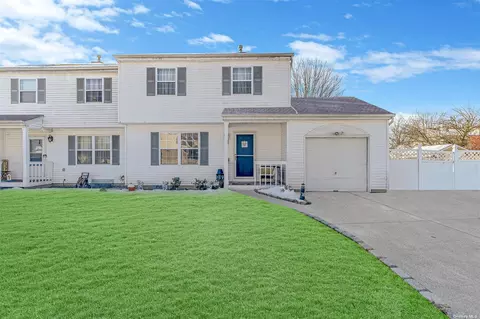 9 Elm St, Central Islip, NY 11722