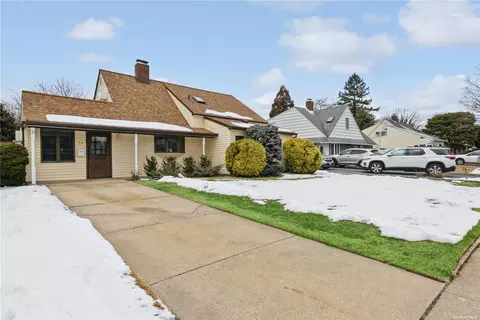 74 Cottonwood Ln, Westbury, NY 11590