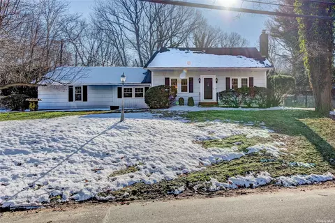 8 Foxhill Ln, Stony Brook, NY 11790