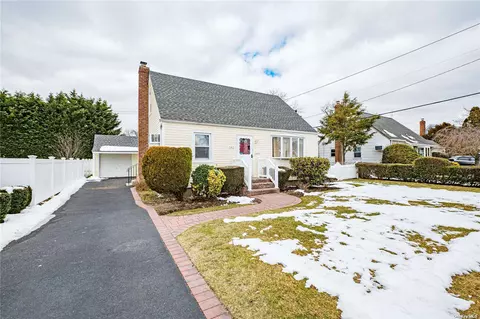 142 Cottage Blvd, Hicksville, NY 11801