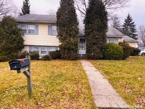 19 Robertson Dr, Middletown, NY 10940