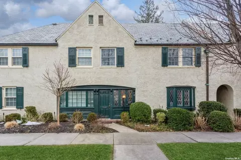 17 Franklin Ct, Garden City, NY 11530