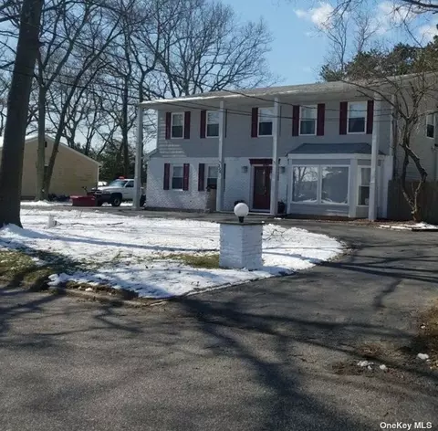 336 Phyllis Dr, Patchogue, NY 11772 photo 1
