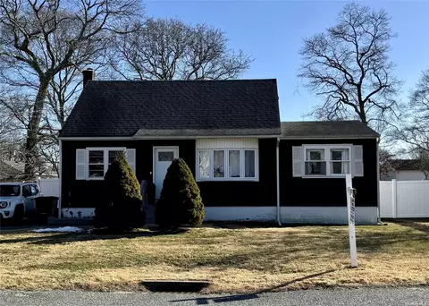 184 W Robinwood Dr, Shirley, NY 11967