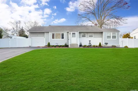 4 Apple Ln, Commack, NY 11725