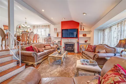 276 Birch Dr, Roslyn, NY 11576