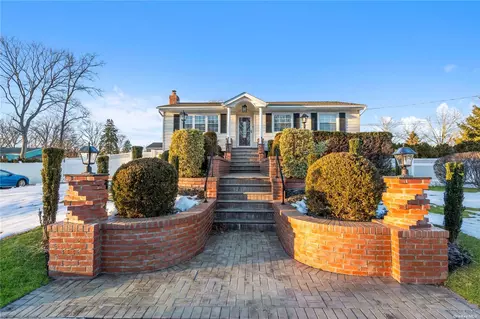 19 Hart St, Port Jefferson Station, NY 11776