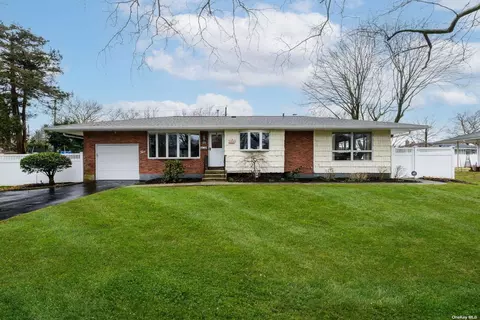 5 Candy Ln, Huntington Station, NY 11746
