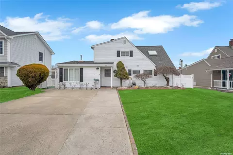 21 Picture Ln, Hicksville, NY 11801