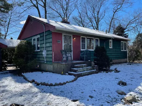 55 Leroy Pl, Copiague, NY 11726