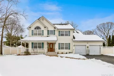 4 Cobblestone Ct, Centereach, NY 11720