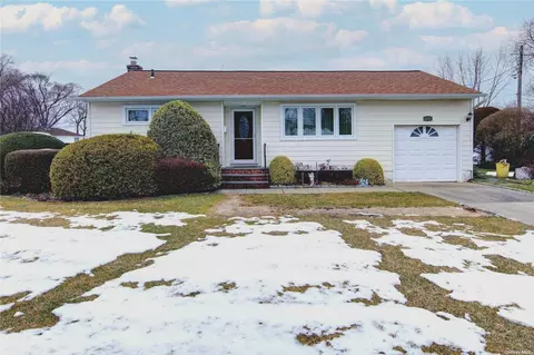 7 Forest Dr, Plainview, NY 11803